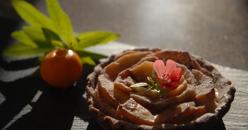 Recette facile tarte fine aux pommes caramélisées, le dessert qui craque