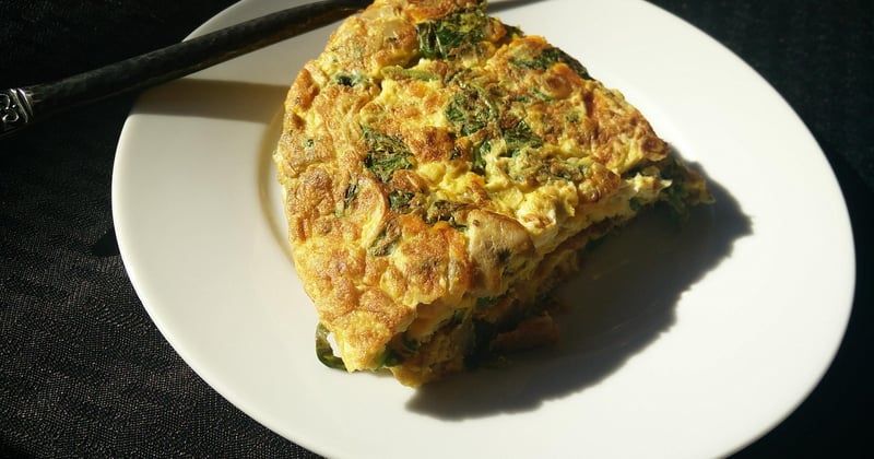 Omelette aux légumes du marché en 15 minutes : la recette express qui sent bon l'été